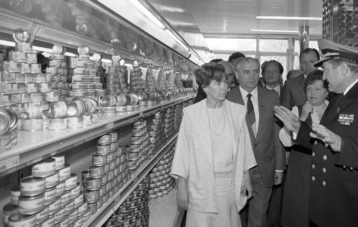 Фото: Михаил и Раиса Горбачевы в первых кооперативных магазинах