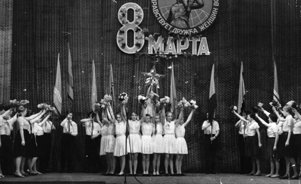 Фото: Праздничный концерт учащихся школы №1 при посольстве СССР в ГДР, 1965 год