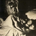 Лев Кинг охраняет сон детей. 1972 год