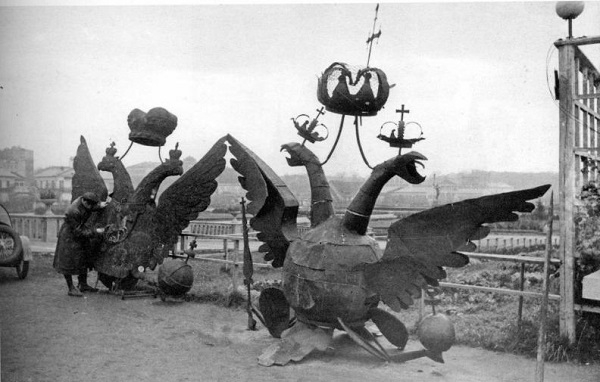 Фото: Демонтированные с башен московского кремля царские двуглавые орлы, 1935 год