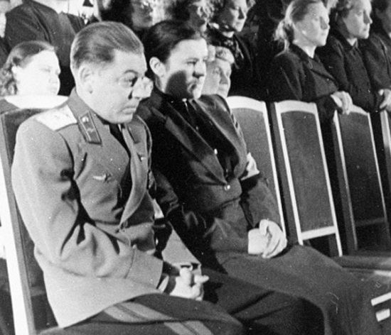 Фото: Василий Сталин с женой Екатериной Тимошенко на похоронах отца И. В. Сталина