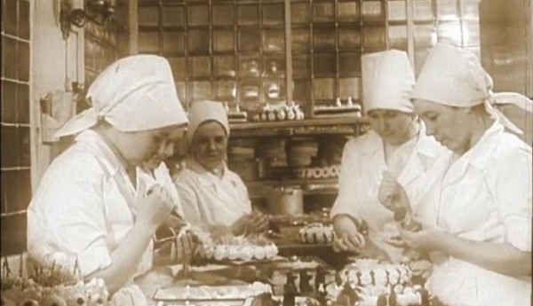 Фото: Советские кондитеры готовят пирожные