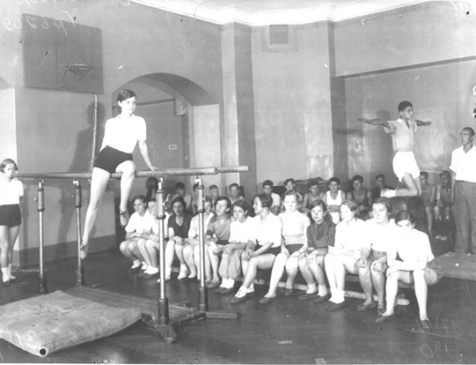 Фото: Школьный урок физкультуры. 30-е годы.