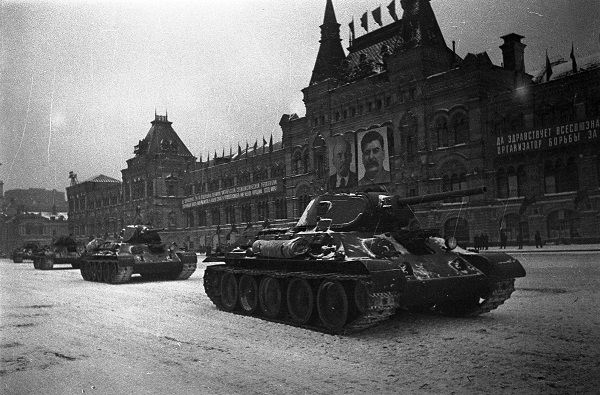 Фото: Танки Т-34 на военном параде 7 ноября 1941 года