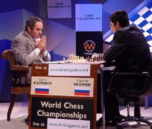 Фото: В 2000 году Гарри Каспаров уступил титул Чемпиона мира по шахматам Владимиру Крамнику