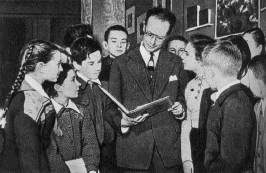 Фото: Встреча пионеров с писателем Львом Кассилем, 1957 год