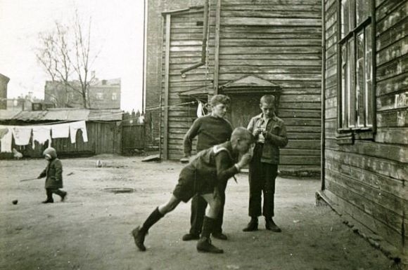 Фото: Игры в ножички мальчишек 50-х