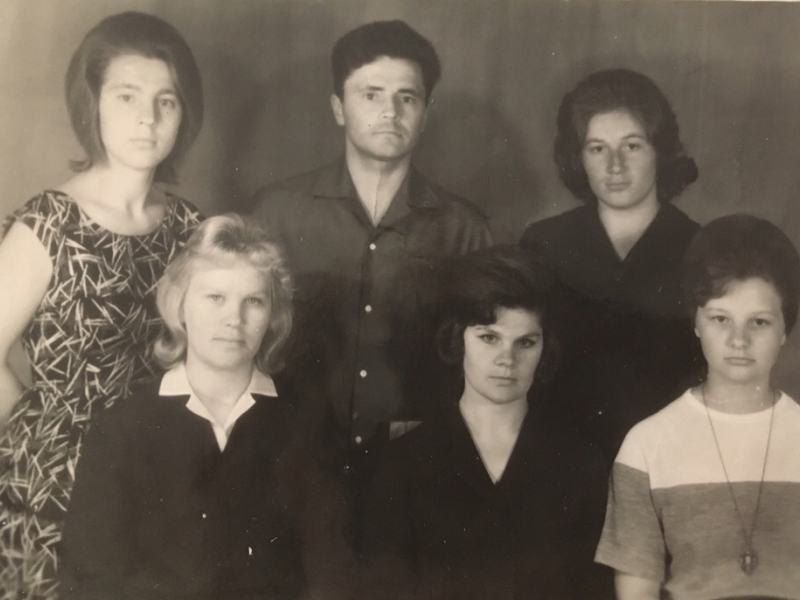Фото: сестра Люда(нижний ряд справа)