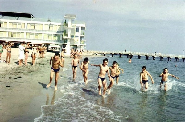 Фото: Всесоюзная детская здравница, курорт Евпатория. Один из санаторских пляжей.