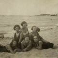Советские девушки в купальниках на берегу моря.