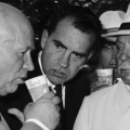 Хрущев с удовольствием пробует пепси-колу. Американская выставка в Сокольниках, 1959 год