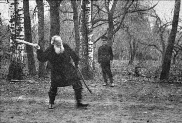 Фото: Лев Толстой играет в городки в своей усадьбе Ясная поляна.