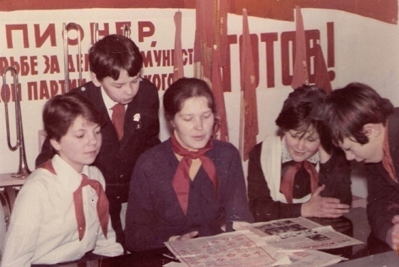 Фото: Подготовка к уроку политинформации в советской школе 