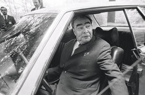 Фото: Любитель дорогих авто Л.И. Брежнев, 1975 год