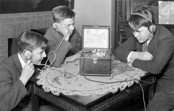 Фото: Юные советские радиослушатели