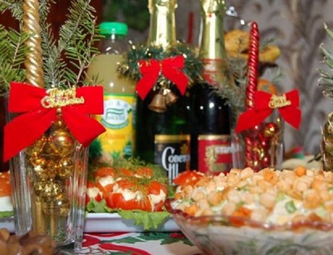 Фото: Салат оливье на Новогоднем столе.