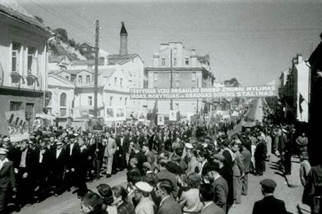 Фото: Демонстрация в Каунасе, приветствующая вступление Литвы в СССР. Август 1940 г.
