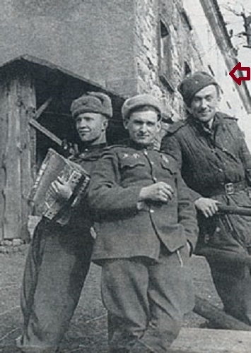 Фото: Актер Алексей Смирнов в  полковой самодеятельности во время ВОВ, 1943 год