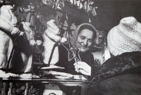 Фото: Продажа новогодних игрушек накануне 1942 года