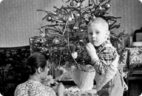Фото: Новогоднюю елку наряжаем вместе с ребенком. СССР 1967.