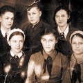 Актриса Нонна Мордюкова (внизу в центре) с одноклассниками, 1940 год