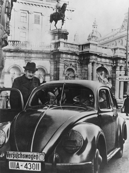 Фото: Фердинанд Порше и один из первых серийных Volkswagen KdF-Жук.