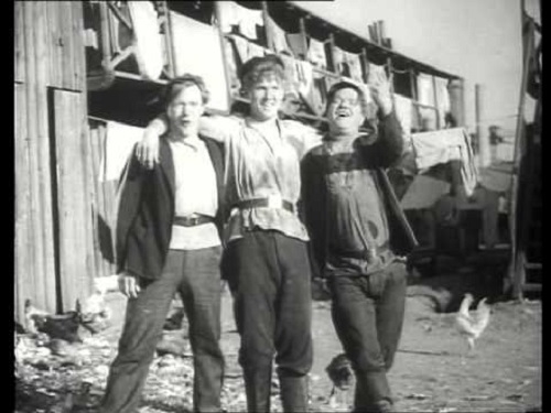Фото: Максим с друзьями поют песню Крутится, вертится шар голубой. Фильм Возвращение Максима. 1937