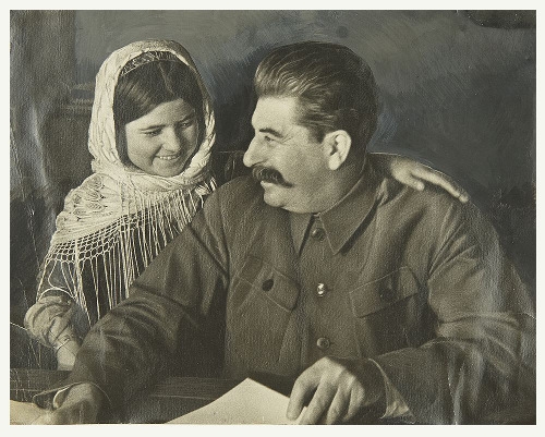 Фото: И.В. Сталин подписывает фотографию Мамлакат Наханговой. Фотограф Б. В. Игнатович