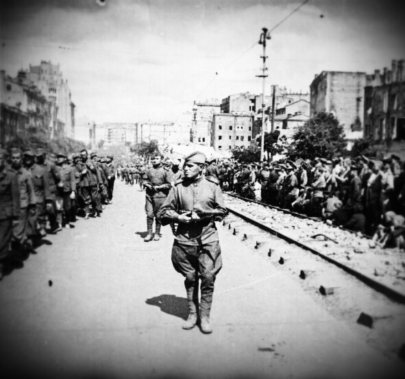 Фото: Пленные немцы походят по улицам Киева, 1946 год