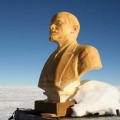Бюст В. И. Ленина, установленный советскими полярниками  в Антарктиде на мысе Недоступности  в 1958 году
