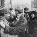 Жители осажденного Ленинграда приветствуют бойцов, прорвавших блокаду, 1943 год
