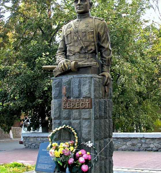 Фото: Памятник герою
