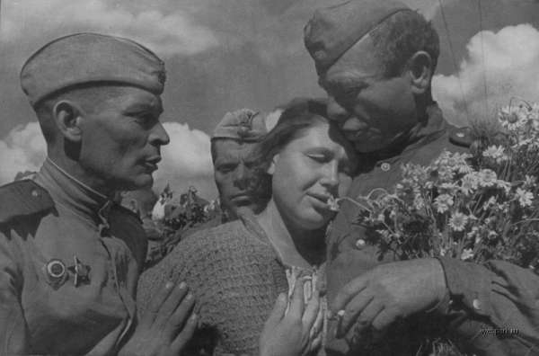 Фото: Великая радость в День Победы. 9 мая 1945 года