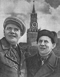Фото:  А. П. Берест, К. В. Гусев на Красной площади в Москве.