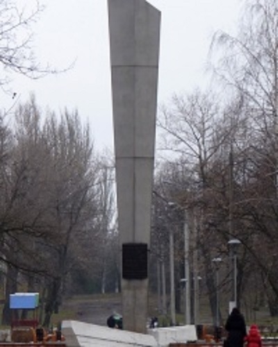 Фото: Памятник летчикам-комсомольцам 81-го авиаполка, повторившим подвиг капитана Н.Ф. Гастелло в Днепропетровске