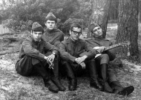 Фото: Студенты из СССР на военных сборах