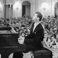 Ван Клиберн - американский пианист, ставший первым лауреатом I Международного конкурса им. П. И. Чайковского в Москве 