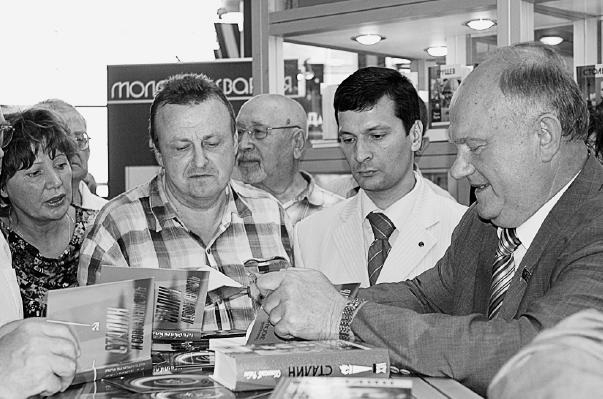 Фото: Геннадий Зюганов подписывает книги своим поклонникам, 2010 год