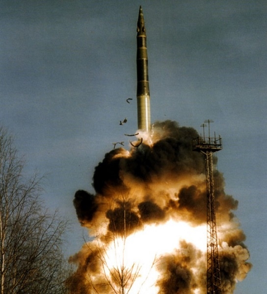 Фото: Ракетный комплекс Тополь во время  запуска. 2009 год