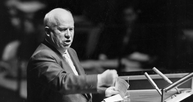 Фото: На ассамблее ООН 1960 года. Хрущев без ботинка в руке.
