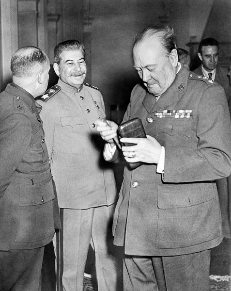 Фото: Черчилль и его знаменитые сигары интересовали Сталина. Ялтинская конференция.