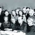 Студентка Нина Гребешкова (вторая справа в верхнем ряду). На курсе с педагогом Сергеем Герасимовым