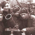 Алексей Смирнов , актер- фронтовик со своими боевыми товарищами артиллеристами, 1942 год