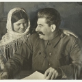 И.В. Сталин подписывает фотографию Мамлакат Наханговой. Фотограф Б. В. Игнатович