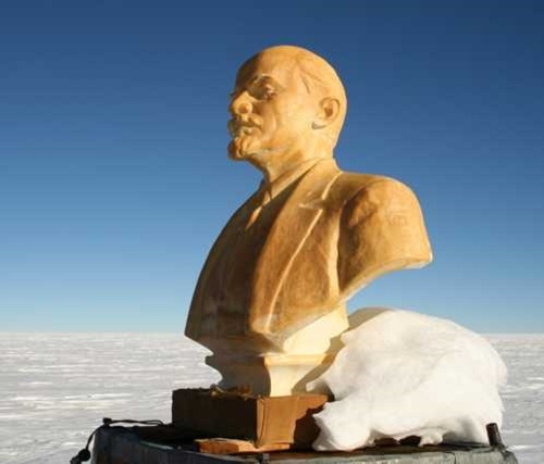 Фото: Бюст В. И. Ленина, установленный советскими полярниками  в Антарктиде на мысе Недоступности  в 1958 году