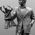 Памятник к 100-летию Сергея Образцова и его знаменитой кукле Тяпа, 2001 год