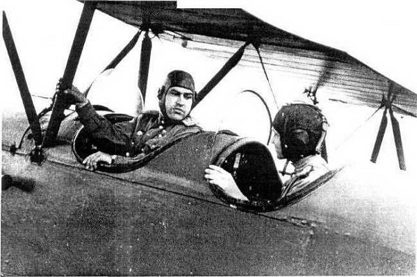Фото: Летчик-герой Алексей Петрович Маресьев в самолете