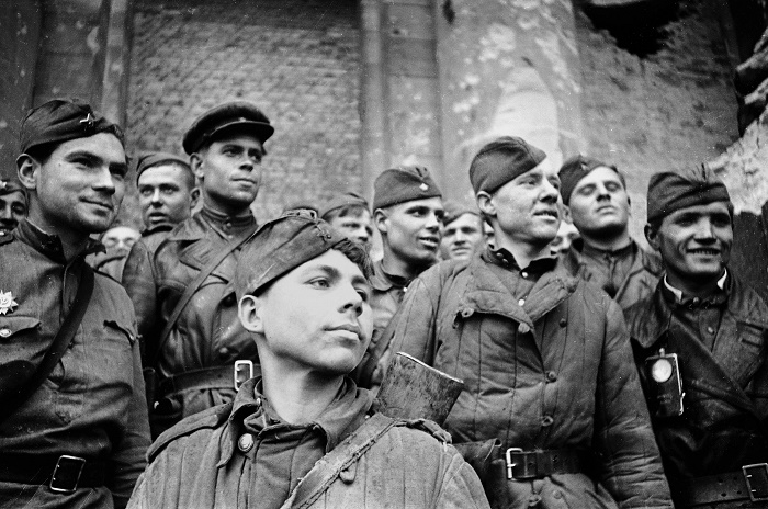 Фото: Солдаты победоносной Красной Армии в Берлине.