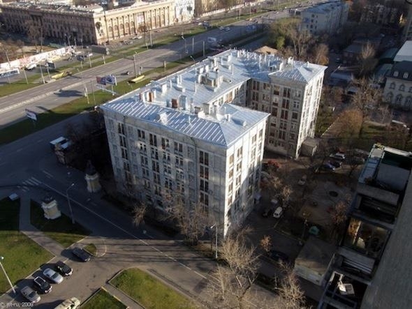Фото: Ажурный дом Бурова в Москве выстроен  в форме буквы П. 2014 год