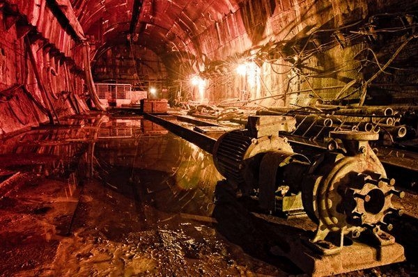 Фото: В заброшенной подземке ускорителя элементарных частиц в Протвино сегодня создают свое фотоискусство сталкеры, 2014 год